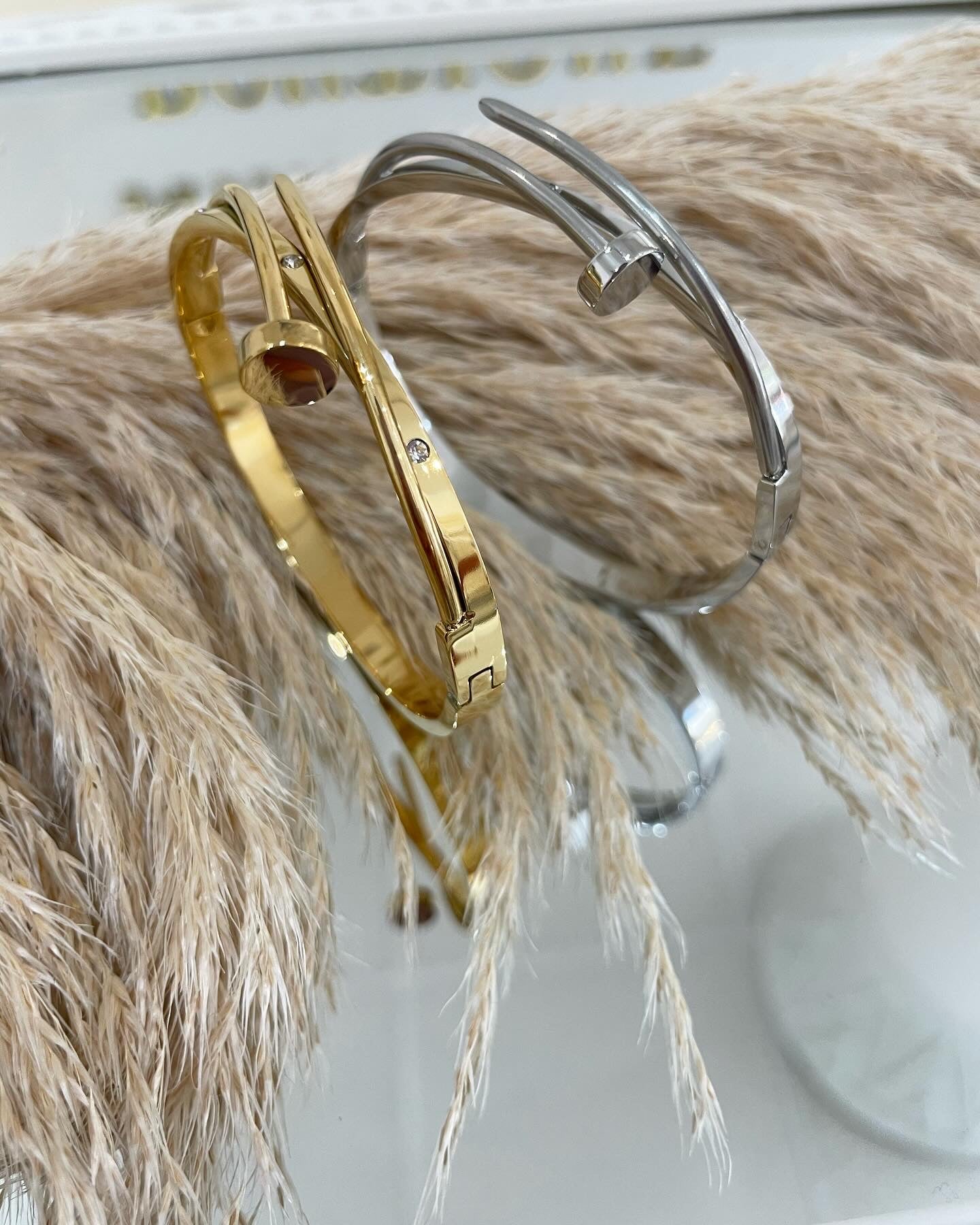 Дамска гривна пирон