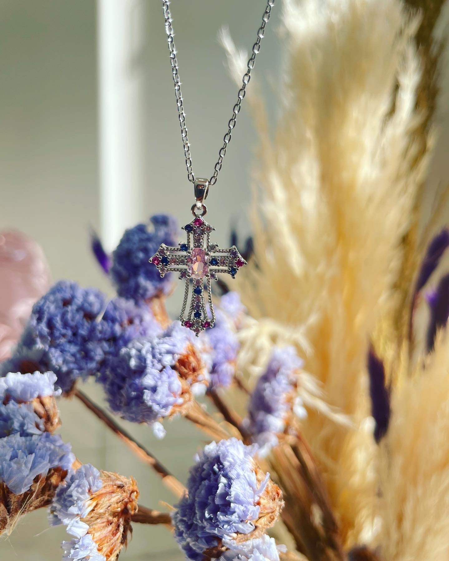 Дамско колие с кръст