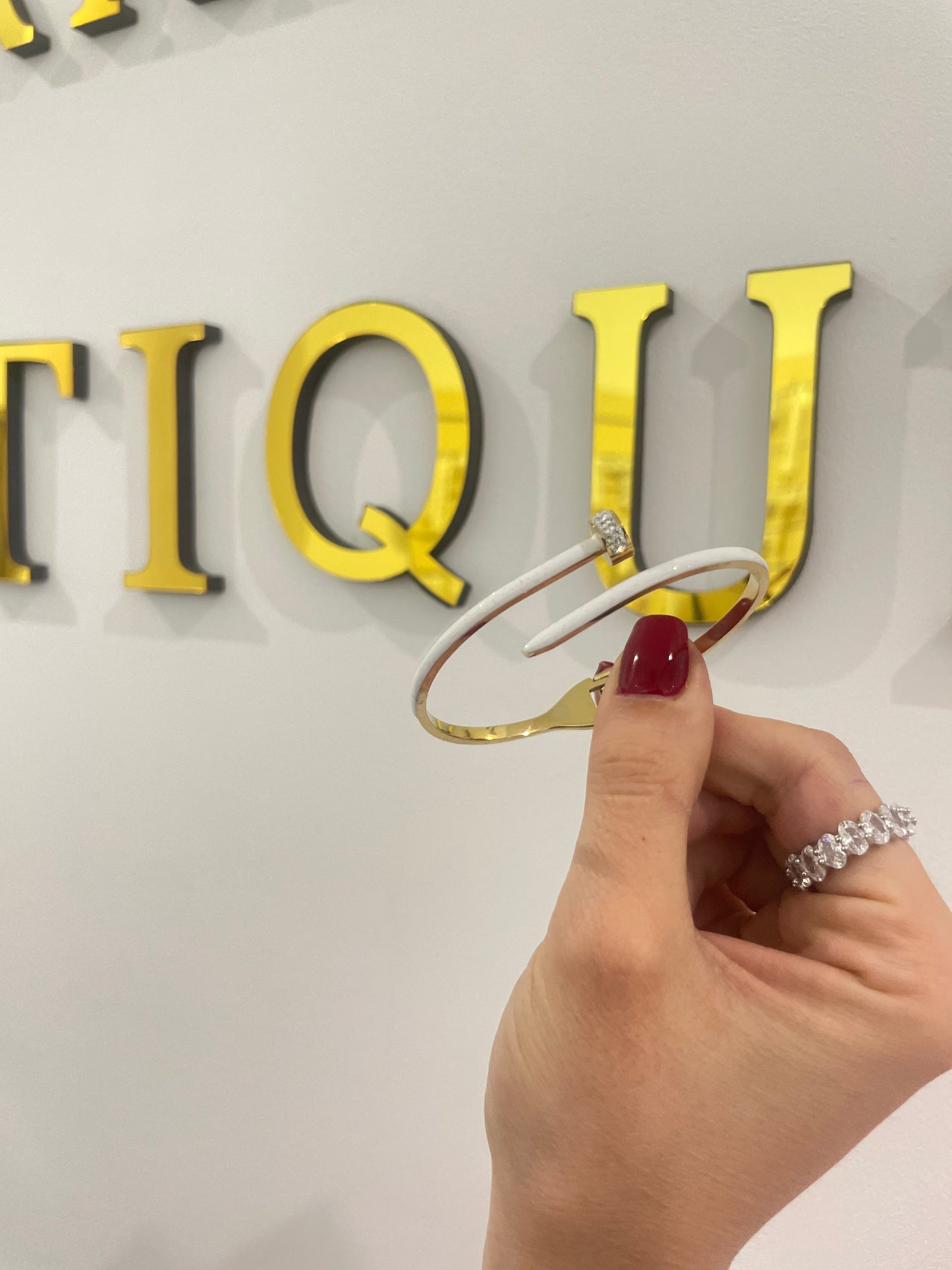 Дамска гривна “white”