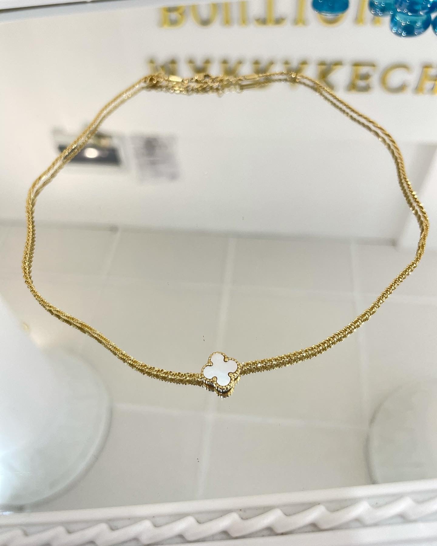 Колие-Чоукър с една детелинка