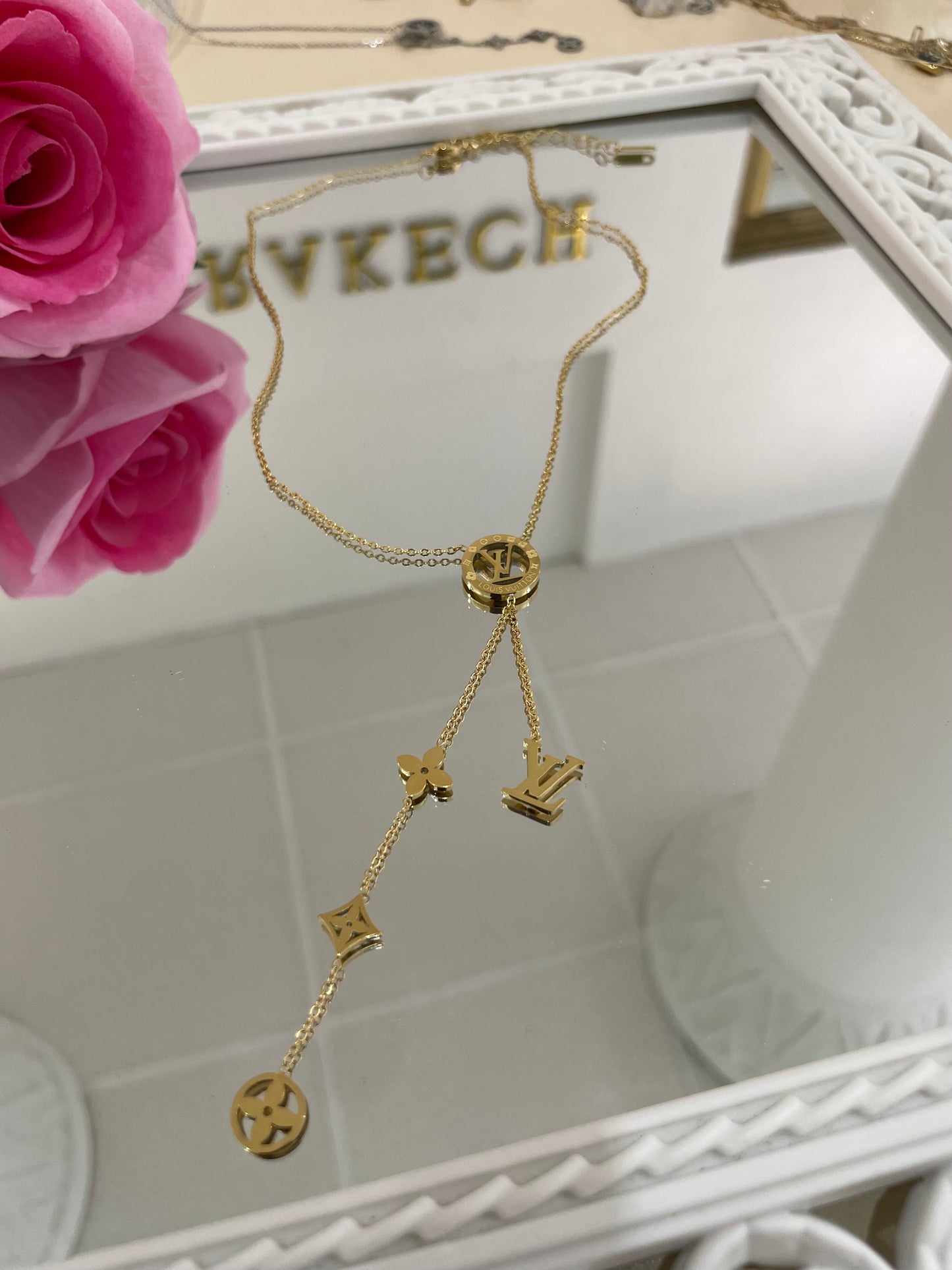 Дамско колие “LV”